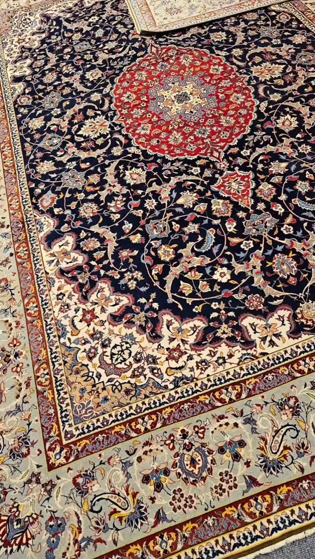 Rug shopping with expert in Istanbul
Www.tourali.com