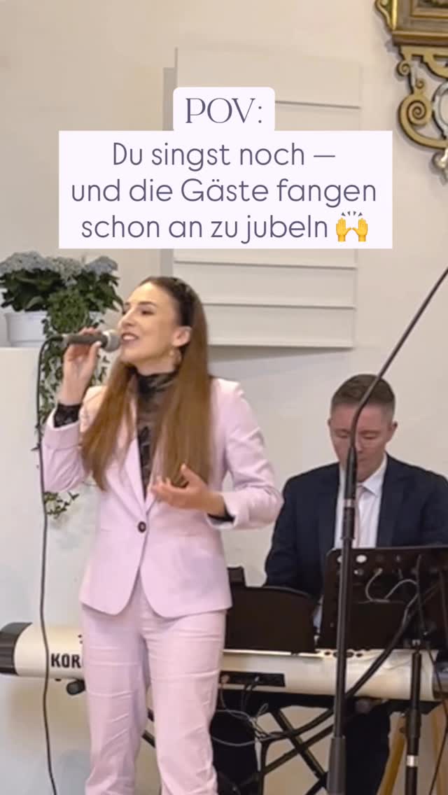 POV: Du singst noch — und die Gäste fangen schon an zu jubeln.
Der Auszug hat gerade erst begonnen, wir sind noch mitten im Song – und plötzlich hört man schon Klatschen und Jubel! 🥳
In einer Kirche passiert das nicht so oft. Umso schöner ist es, wenn die Freude der Gäste einfach raus darf, während das Brautpaar den Mittelgang zum Auszug entlang läuft..
Wir spielen weiter, schauen dem Brautpaar hinterher und denken nur: Genau so soll sich dieser Moment anfühlen. 💜
Wenn du das auch bei deiner Hochzeit erleben möchtest, schreib mir gerne eine Nachricht. 💌
#hochzeitssängerinstuttgart #auszug #jubel #hochzeit