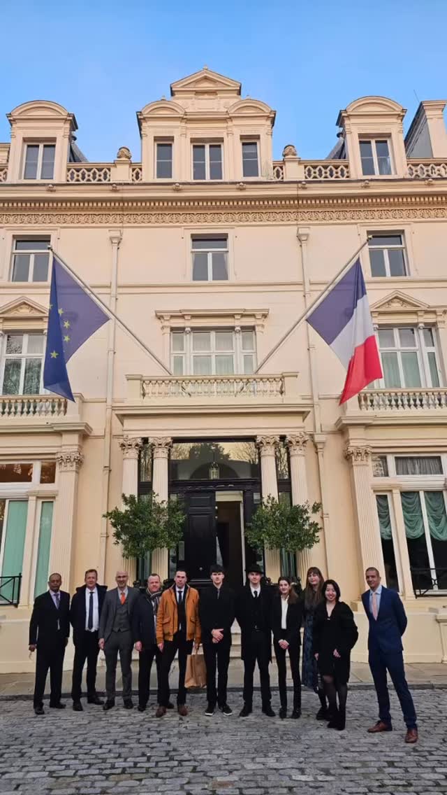 ✨ Séjour pédagogique à Londres – Classe TPro1 & Mention Traiteur de l’école hôtelière de Nice ✨
Un échange unique entre Nice et Londres, pensé autant pour enrichir les compétences professionnelles que pour créer des liens humains forts.
Nos élèves ont eu l’honneur de participer au repas du 20ᵉ anniversaire des Disciples d’Escoffier UK, en binôme avec des étudiants anglais du Westminster Kingsway College et de l’University of West London. Une expérience exceptionnelle, mêlant excellence culinaire, collaboration internationale et savoir-faire partagé.
Et un véritable moment d’exception : ils ont été reçus à l’Ambassade de France au Royaume‑Uni par Madame l’Ambassadrice et son ministre. Une reconnaissance qui marque un temps fort de ce séjour et valorise le travail de nos élèves. 🇫🇷🇬🇧
@marctelliez
@c.moreau06
@atelier_de_la_gastronomie