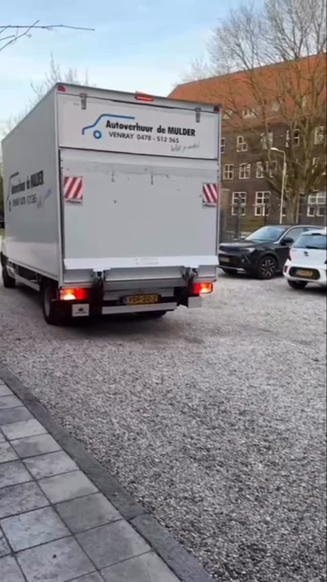 Van sjouwen naar styling 😍💪🏼 kijk je een dagje mee achter de schermen?
We zijn druk bezig met de voorbereidingen voor onze open dag op 6 april a.s. en je bent van harte welkom 💙
We maakten vandaag tussenstops bij klanten om karpetten te leveren en doken daarna de inkoop in voor het scoren van de allerfijnste accessoires.
We zijn dus druk bezig met het klaarmaken van onze studio. Niet alleen houden we open dag maar we vieren ook ons 12,5 jarig jubileum. Van alles te vieren dus 🥰
Benieuwd naar het resultaat en onze limited edition pop-up store?
Je bent van harte welkom om te komen voelen en sfeer te proeven ☕️
📅 Maandag 6 april (tweede paasdag)
📍 Patersstraat 35, Venray
🕰️ Vanaf 10:00 staat de koffie klaar
#interieurarchitect #interieurontwerper #interieurstyling #interieurdesign #interieur