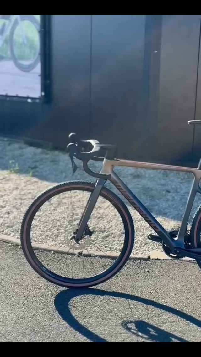 Freedom, speed and endless gravel adventures. 🌍🚴♂️
FR 🇫🇷 / NL 🇳🇱
Voici le gravel performance de chez Megamo : le Silk ! Ce vélo gravel offre légèreté, confort et performance à chaque sortie. Rapport qualité prix excellent !
✔ Cadre et fourche Carbone
✔ Transmission Shimano GRX 2x12 vitesses pour des changements précis
✔ Freins à disque hydrauliques Shimano GRX pour un contrôle maximal
✔ Roues Fulcrum Lite GR avec pneus Pirelli Cinturato Adventure 700x45
✔ Tige de selle carbone et cockpit carbone intégré
Prix anniversaire : 2969€ 🚴♂️
Toujours les bienvenus en magasin ou 24/7 en ligne :
https://www.vandammecycling.com/product-page/megamo-silk-06-2026
~
Dit is de performance gravelbike van Megamo: de Silk! Deze gravelbike biedt lichtheid, comfort en prestaties bij elke rit. Uitstekende prijs-kwaliteitverhouding!
✔ Carbon frame en voorvork
✔ Shimano GRX 2x12 versnellingen voor nauwkeurig schakelen
✔ Shimano GRX hydraulische schijfremmen voor maximale controle
✔ Fulcrum Lite GR wielen met Pirelli Cinturato Adventure 700x45 banden
✔ Carbon zadelpen en geïntegreerde carbon cockpit
Verjaardag actieprijs: 2969€ 🚴♂️
Altijd welkom in de winkel of 24/7 online:
https://www.vandammecycling.com/product-page/megamo-silk-06-2026