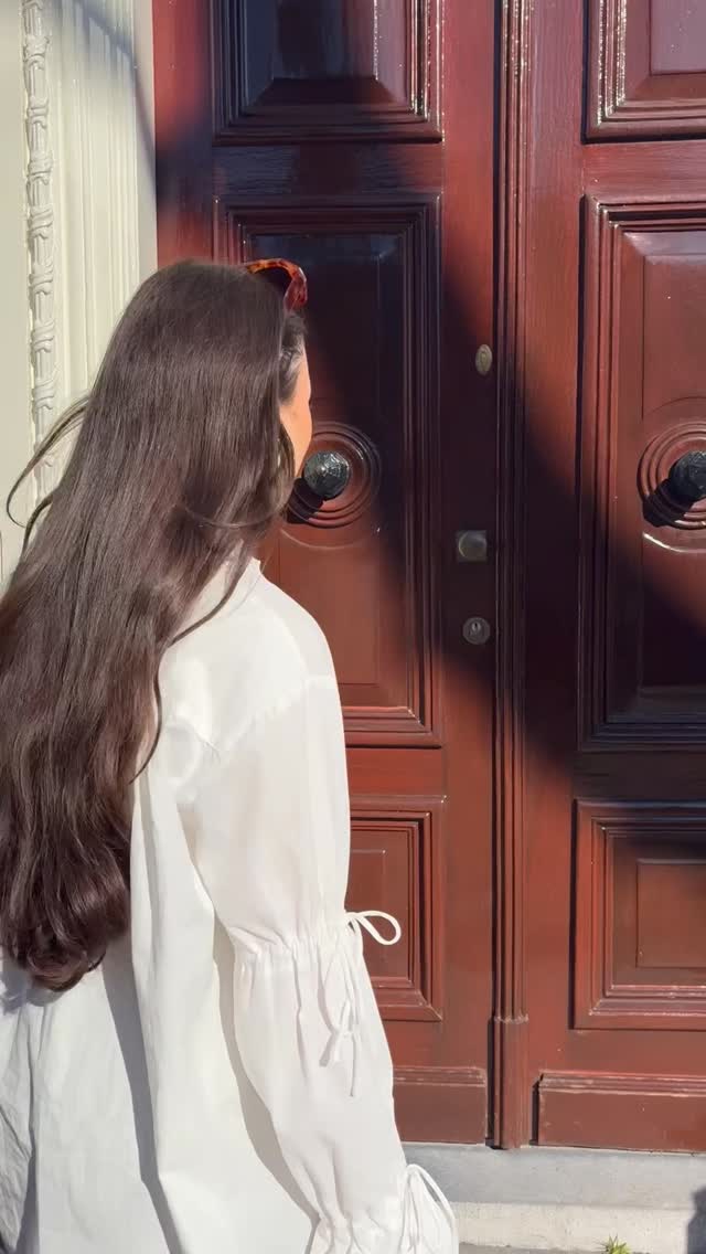 Statement details ✨
Strikjes op de blouse, studs op de pantalon en een zonnebril die de look afmaakt.
Te shoppen in onze boutique 🤍