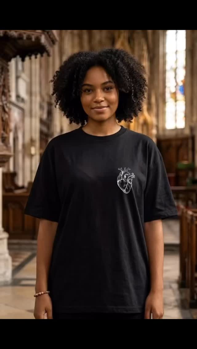 João 3:16. O momento exato em que a história mudou.
Dizer “O amor me amou” é rejeitar o acaso e abraçar a certeza de que fomos resgatados a um preço muito alto.
Essa camiseta é a materialização de uma gratidão que não cabe no peito e precisa ser vista pelo mundo. Fides: a fé, o amor e a verdade estampados na sua realidade.
#amor #joao316 #oamormeamou #fides #usefides