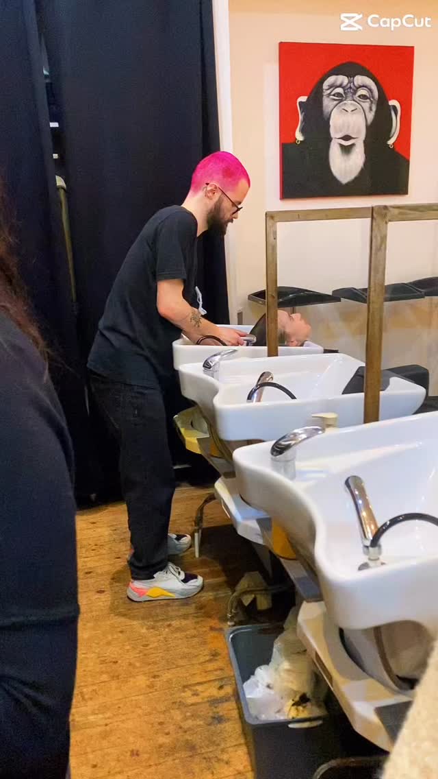 Quand je sort mon téléphone… 📱😄
L’équipe qui bosse, qui bosse, qui bosse — et dès qu’ils sentent la caméra, hop.
C’est ça L’Atelier de Maud.
Du sérieux dans le travail, de la bonne humeur dans tout le reste.
On vous attend ! 🤍