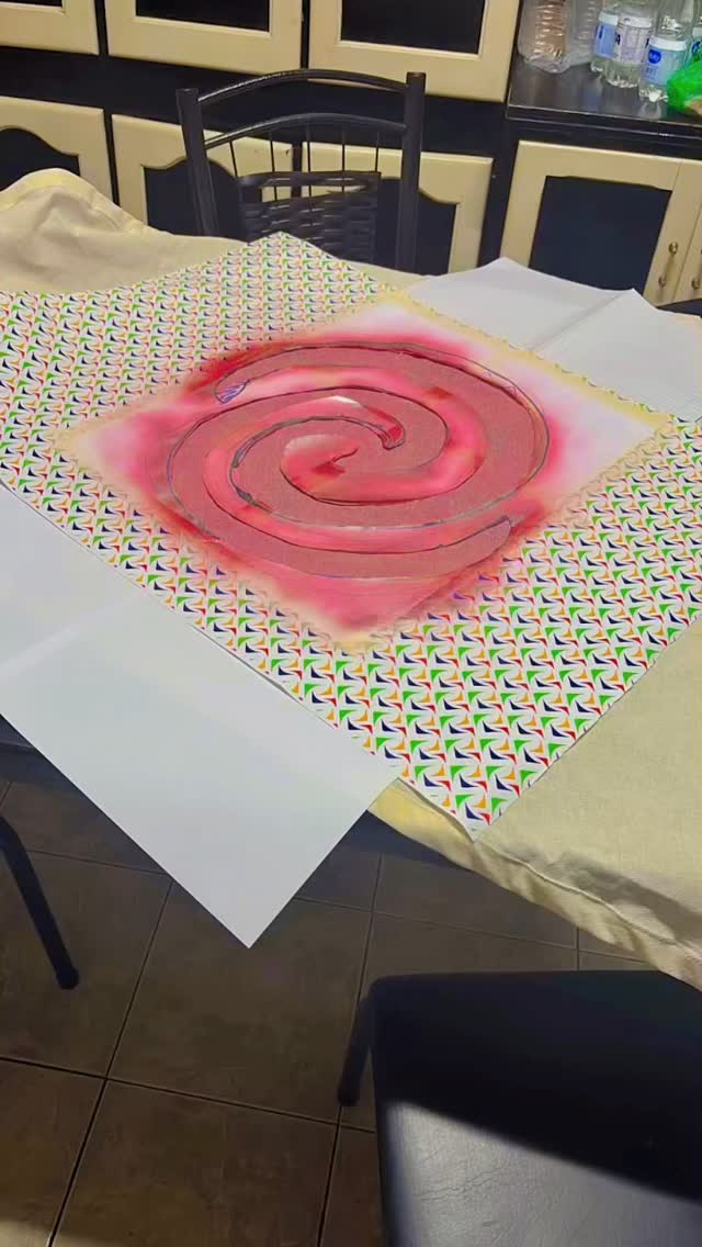 Às vezes o público vê só o palco pronto. 🌊✨
Mas antes disso existem dias de criação, serrando madeira, pintando cenário, costurando figurino, construindo bonecos, ensaiando cada cena…
Tudo feito à mão, com cuidado e paixão.
Um espetáculo não nasce pronto — ele é construído detalhe por detalhe por uma equipe inteira que acredita na magia do teatro.
E quando as crianças sorriem na plateia, a gente sabe:
todo esse trabalho vale a pena.
Bastidores da nossa Moana — Cia Cambaio
@davidazuoss @carmenguimaraess @lellisdaniel
#Bastidores #PorTrasDasCenas #ProcessoCriativo #FeitoAMao #MakingOf Teatro TeatroInfantil ArtesCenicas ProducaoTeatral Cenografia Figurino EspetaculoInfantil DiversaoEmFamilia ArteParaCriancas Moana CiaCambaio