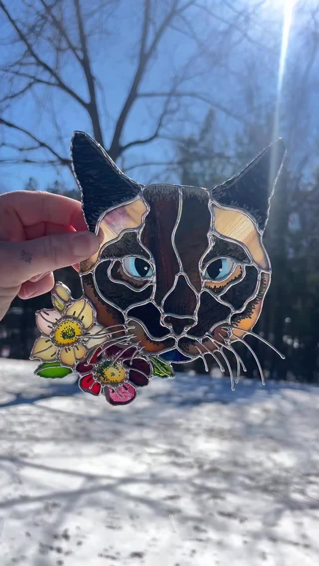 Itās 80 today but Iām thinking about Piper the Siamese cat in the snow š we got SUCH a sweet note from the customer after finishing this one⦠it made me cry more than once. The flowers were a special, personal touch, and of course we had to make sure to capture his little crossed eyes. Always an honor to be trusted with work like this! #stainedglassartist #stainedglassart #petportrait #petportraitcommission #catportraits