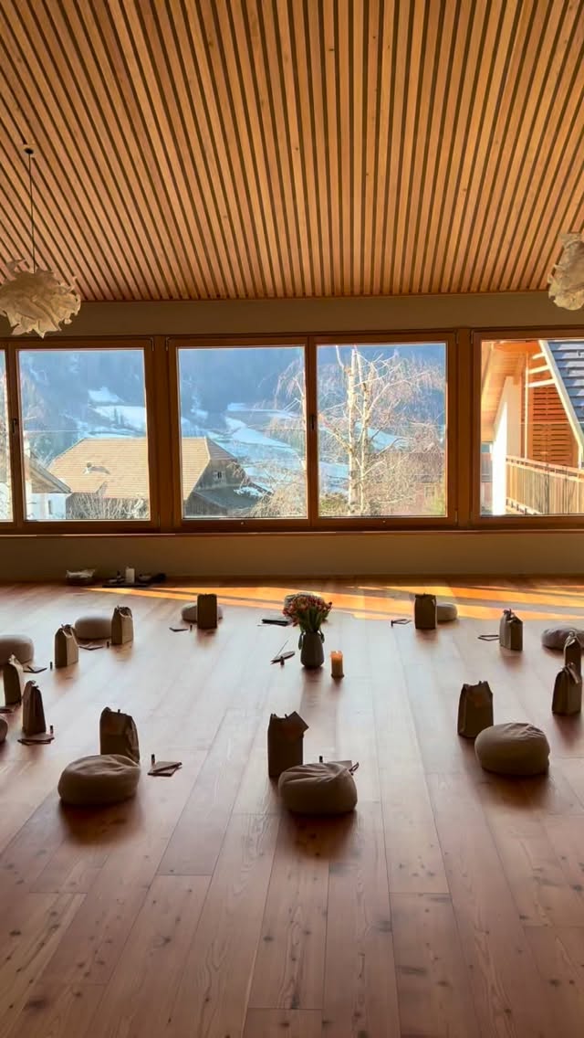 Recap zu unserem ersten Yoga Retreat in Südtirol vor 2 Wochen - wow war das intensiv und schön.
4 Tage Frühlingserwachen on and off the mat 🧘♀️✨
On the mat: Yinyasa Yoga | Yoga Nidra | Yin Yoga | Sound Bath | guiding Journaling
Of the mat: Saunieren | Spazieren | Planschen | Lesen | Massage | Gaumen verwöhnen
Weils so schön war, tauchen wir nächstes Jahr wieder hier ab. 3 Nächte rechargen, treiben lassen, abgeben.
🌻Yoga Retreat im Naturhotel Saalerwirt 🌻
04. - 07. März 2027
@saalerwirt
Link zur Buchung in Bio.
Would love to see & hold space for you (again)!
Love, Chrisi
#yogaretreats #retreatsüdtirol #yogahotel #yogaspringretreat #yogaundwellness