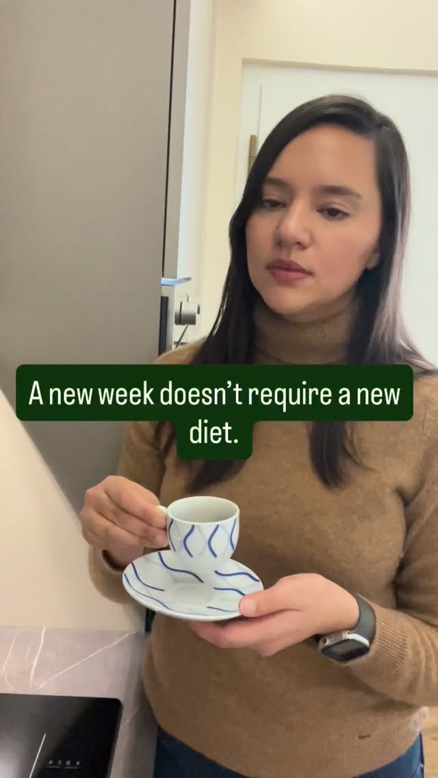 Every Monday, many people feel pressure to start over.
New rules.
New restrictions.
A new “plan.”
But sustainable progress rarely comes from restarting every week.
It usually comes from something much simpler:
• regular meals 🍽️
• enough protein 🥚🐟
• consistent routines 📅
Not perfection.
Just patterns that repeat.
Small habits, repeated over time, tend to matter more than dramatic resets.