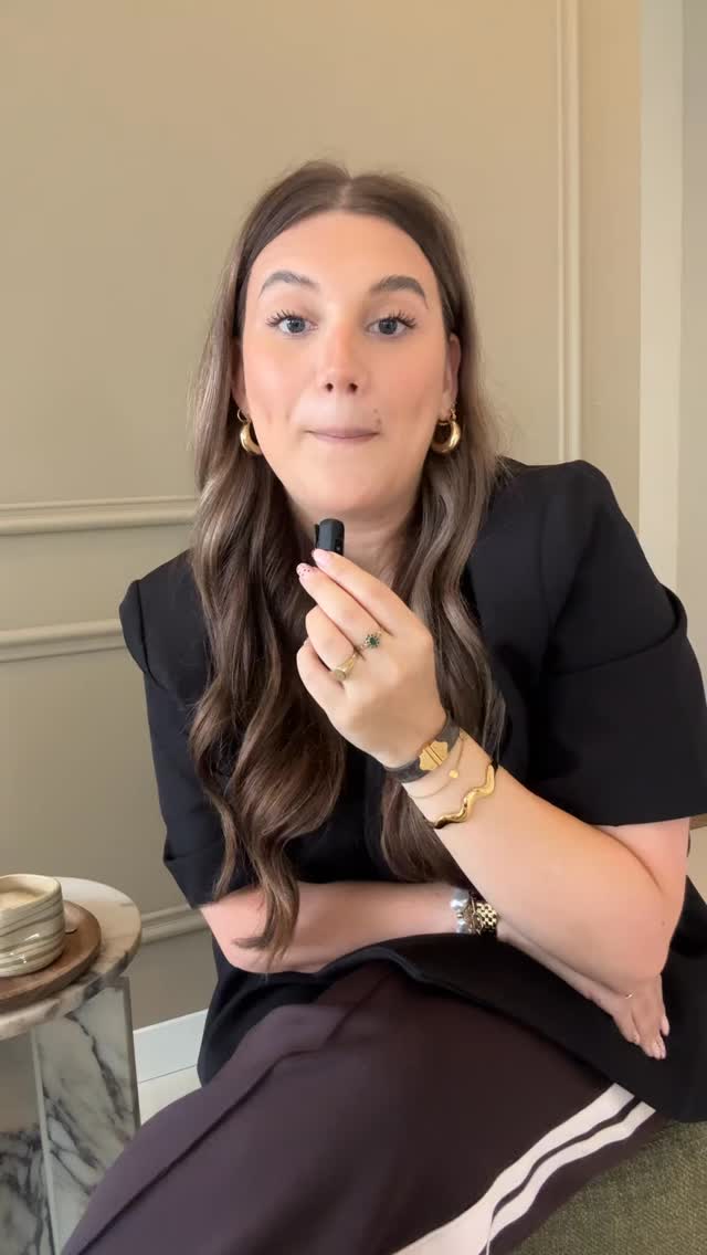 Veel bedrijven zien social media nog steeds als “𝗶𝗲𝘁𝘀 𝗲𝘅𝘁𝗿𝗮’𝘀”. Iets wat je er een beetje bij doet. 𝗠𝗮𝗮𝗿 𝗮𝗻𝗻𝗼 𝟮𝟬𝟮𝟲 𝘄𝗲𝗿𝗸𝘁 𝗱𝗮𝘁 𝗻𝗶𝗲𝘁 𝗺𝗲𝗲𝗿 𝘇𝗼.
De eerste plek waar mensen kijken als ze een bedrijf willen checken? 𝗦𝗼𝗰𝗶𝗮𝗹 𝗠𝗲𝗱𝗶𝗮.
Zie het als het portfolio van je bedrijf.
Als ik een nieuwe kapper zoek, check ik ook eerst Instagram. Niet alleen om te zien wat ze doen, maar ook om de sfeer te voelen en te zien 𝘄𝗶𝗲 𝗲𝗿𝗮𝗰𝗵𝘁𝗲𝗿 𝘇𝗶𝘁.
Voor mensen onder de 35/40 is dat tegenwoordig gewoon hoe we bedrijven ontdekken.
En toch hoor ik vaak:
“𝗦𝗼𝗰𝗶𝗮𝗹 𝗺𝗲𝗱𝗶𝗮 𝗶𝘀 𝗻𝗶𝗲𝘁 𝘇𝗼 𝗯𝗲𝗹𝗮𝗻𝗴𝗿𝗶𝗷𝗸.”
“𝗪𝗲 𝗱𝗼𝗲𝗻 𝗵𝗲𝘁 𝗲𝗿 𝘄𝗲𝗹 𝗲𝗲𝗻 𝗯𝗲𝗲𝘁𝗷𝗲 𝗯𝗶𝗷.”
“𝗪𝗲 𝗵𝗼𝗲𝘃𝗲𝗻 𝗻𝗶𝗲𝘁 𝘁𝗲 𝗜𝗻𝘃𝗲𝗿𝘀𝘁𝗲𝗿𝗲𝗻 𝗶𝗻 𝗦𝗼𝗰𝗶𝗮𝗹 𝗠𝗲𝗱𝗶𝗮”.
Terwijl het juist één van de belangrijkste manieren is om 𝘇𝗶𝗰𝗵𝘁𝗯𝗮𝗮𝗿 te worden en 𝘃𝗲𝗿𝘁𝗿𝗼𝘂𝘄𝗲𝗻 op te bouwen.
Daarom help ik bedrijven niet alleen met social media management, maar ook met creatieve videocontent, persoonlijke content, branding en strategie die echt bij jouw bedrijf past. Kennis die ik heb opgebouwd met de beste strategie.
𝗠𝗶𝘀𝘀𝗰𝗵𝗶𝗲𝗻 𝗶𝘀 𝗵𝗲𝘁 𝘁𝗶𝗷𝗱 𝗼𝗺 𝘀𝗼𝗰𝗶𝗮𝗹 𝗺𝗲𝗱𝗶𝗮 𝗻𝗶𝗲𝘁 𝗺𝗲𝗲𝗿 𝘁𝗲 𝘇𝗶𝗲𝗻 𝗮𝗹𝘀 𝗶𝗲𝘁𝘀 𝗲𝗿𝗯𝗶𝗷, 𝗺𝗮𝗮𝗿 𝗮𝗹𝘀 𝗲𝗲𝗻 𝗲𝘀𝘀𝗲𝗻𝘁𝗶𝗲𝗲𝗹 𝗼𝗻𝗱𝗲𝗿𝗱𝗲𝗲𝗹 𝘃𝗮𝗻 𝗷𝗲 𝗯𝗲𝗱𝗿𝗶𝗷𝗳.
#persoonlijkecontent #zichtbaarheid #socialmediabranding #socialmediaiseenmust #contentstrategie