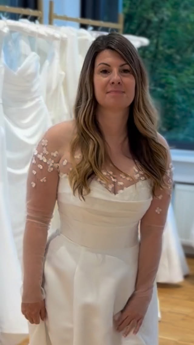 𝐕𝐢𝐞𝐥𝐥𝐞𝐢𝐜𝐡𝐭 𝐬𝐮𝐜𝐡𝐬𝐭 𝐝𝐮 𝐠𝐚𝐫 𝐤𝐞𝐢𝐧 𝐤𝐥𝐚𝐫𝐞𝐬 „𝐞𝐧𝐭𝐰𝐞𝐝𝐞𝐫 𝐨𝐝𝐞𝐫“
Vielleicht suchst du gar kein klares „entweder oder“.
Vielleicht möchtest du ein Kleid, das ein bisschen von allem hat.
Elegant – durch die feinen Perlen und die Raffung.
Ein kleines bisschen sexy – wegen dem Schlitz.
Und mit der Jacke plötzlich verspielt und fast ein bisschen klassisch.
Genau dieses schöne Zwischending.
Ein Kleid, das unterschiedliche Figuren schön unterstreicht –
egal ob du eher zierlich bist oder Kurven hast.
Manchmal merkt man erst beim Anprobieren,
dass man gar kein perfektes Bild im Kopf hatte.
Sondern einfach dieses Gefühl:
Ja. Genau so möchte ich heiraten.
#hochzeitskleid #solingen #brautmode #hochzeit2026 #brautliebe