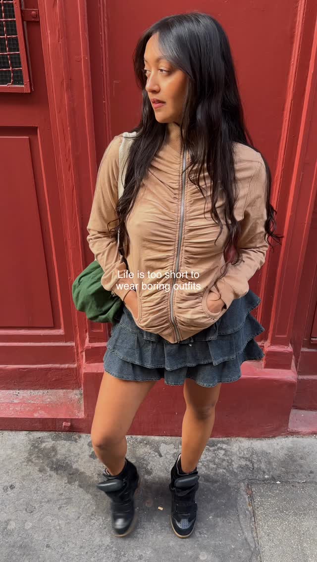 Tu cherches des pièces uniques, que tu ne verras sur personne d’autre ? Tu es tombée sur la bonne vidéo 💞
Chez Système Solère, on chine des pièces waouh et du quotidien qui ont du caractère. Pour créer des looks à ton image, aussi singuliers que toi !
Rendez-vous sur notre profil pour découvrir les adresses de nos trois boutiques à Paris.
boutique vintage paris friperie paris bonne adresse paris shopping paris parisian vintage shop thrift shop paris parisian style parisian outfit vintage lover vintage style