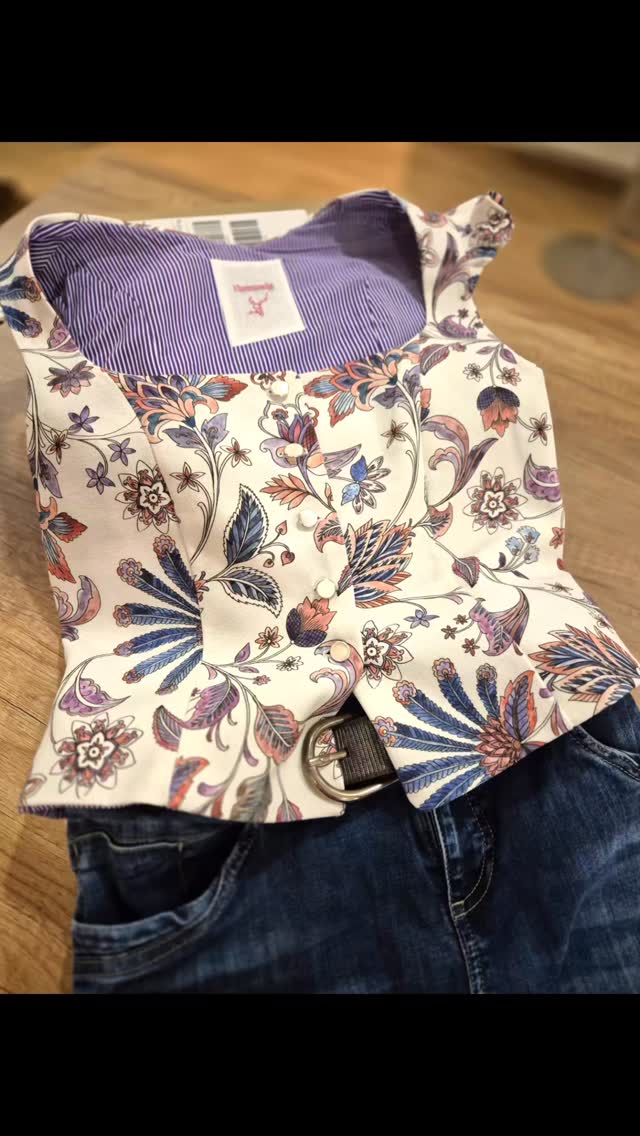 Mieder mit gerafften Ärmelflügeln, perfekt zur Jeans oder Trachtenrock
.
#trachten #bonn #dirndl #mieder #korsage