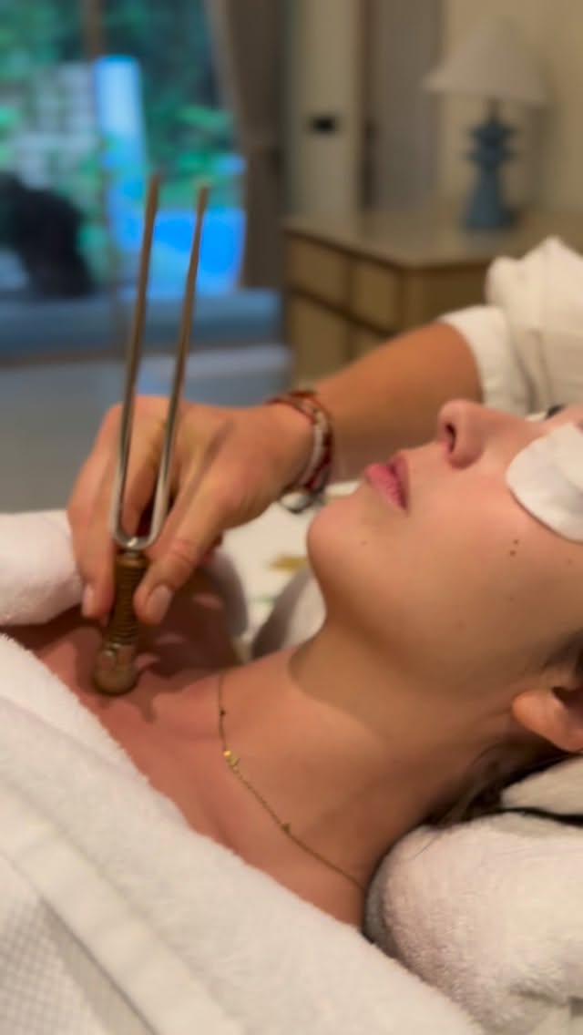 Vibration and frequencies
I nvite you to embark on a trasformative journey of self-discovery and well-being.
Live BETTER for longer
Your body will last longer than any car, jewelery, bag or expensive house.
Invest in your health.
Tunning forks are powerful tools for self-healing that work on the principle of sound therapy.
When a Tunning fork is struck and placed on the body, it creates vibrations that resonate with the body’s natural frequencies, helping to restore balance and harmony.
The use of Tunning forks for self-healing can help to reduce stress, anxiety, and promote relaxation. The vibrations produced by the Tunning fork can also help to release tension in the body, improve circulation, and stimulate the body’s natural healing process.