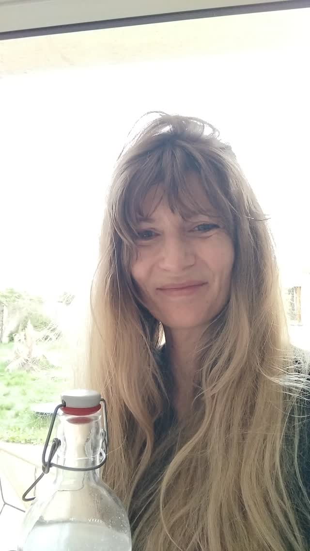 La sève de bouleau est diurétique, dépurative, détoxifiante, c'est un draineur naturel et à des vertus antioxydantes, elle se boit en cure
La sève de bouleau est intéressante en cas d’arthrite, de calculs urinaires
L'avantage de la sève de bouleau est qu'elle n’élimine pas trop les sels minéraux pendant la cure
On peut la consommer en cure 100 à 200 g par jour pendant 3 semaines
Petit plus :
l’ESCOP préconise les feuilles de bouleau contre les inflammations et les infections des voies urinaires, contre les calculs rénaux et pour compléter un traitement anti-rhumatismal (sur avis médical)
Les bourgeons sont utilisés pour les mêmes propriétés que les feuilles mais elles ont des capacités supplémentaires contre les engorgements des ganglions lymphatiques
Contre-indiqué en cas d'allergie au bouleau et si problèmes rénaux ou cardiaques consulter votre médecin traitant
Faites du bien à votre corps il est sacré 😊
www.formations-sensoria.fr
#printemps #sevedebouleau #jusdebouleau #naturopathie #nature