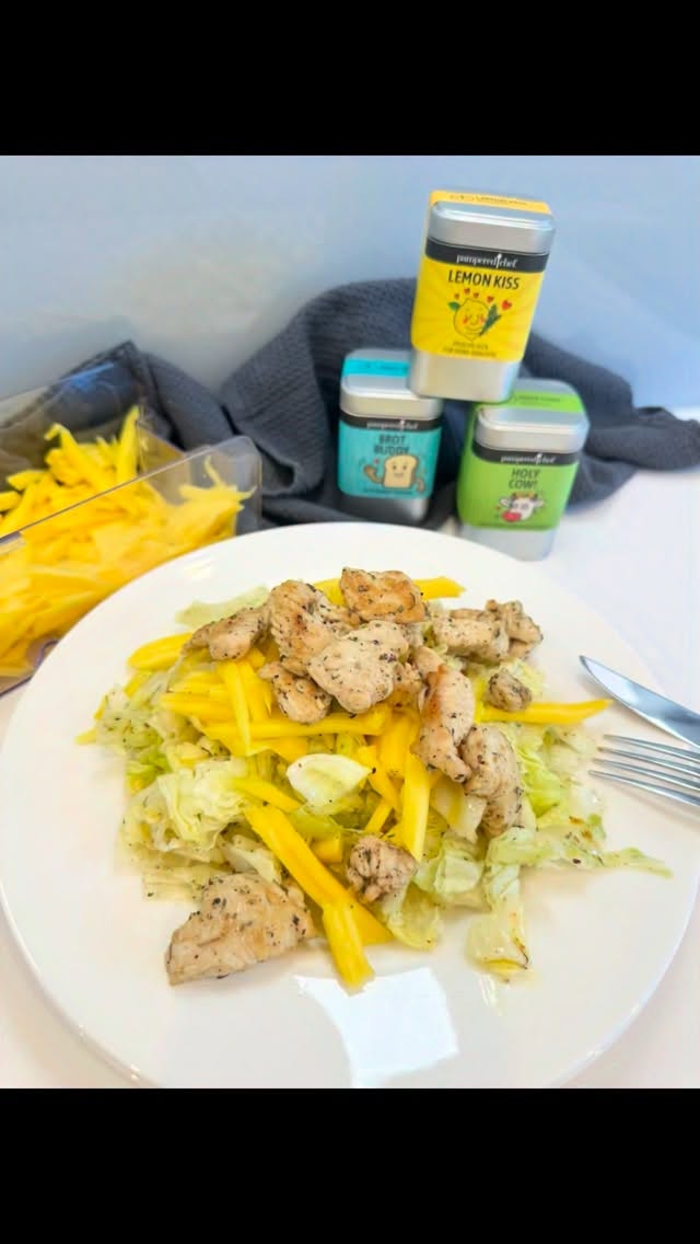 Salat mit Mangostifte und Hähnchenbrustfilet. Die Mango habe ich mit der Mandoline in gleichmäßige Stifte geschnitten.
#mandolinepamperedchef #gemüsefixmandoline #gemüsefixmandolinepamperedchef #pamperedchefdeutschland
