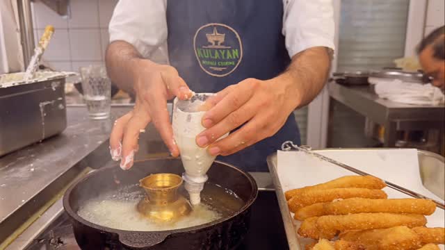 Sel roti ist wie ein nepalesischer 🍩 Donut aus Reis- süß, knusprig und typisch für Nepal 🇳🇵. Du kannst ihn auch beim Wochenende Brunch (Samstag und Sonntag) im Kulayan Nepali cuisine probieren 🤤.#frankfurtammain