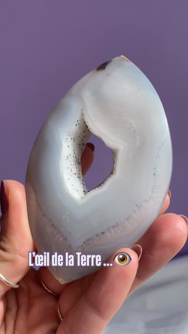 L’élégance de la simplicité. 🩶
Cette Agate grise n’est pas qu’un simple minéral. Taillée pour révéler son cœur, elle dévoile une fenêtre de cristaux de quartz parsemée de mystérieuses inclusions noires. 🌌
🔍 Le saviez-vous ? Ces petites taches sombres sont des traces de goethite, des empreintes minérales qui se sont figées là il y a des millions d’années. Chaque point est une signature unique de la nature.
✨ En lithothérapie, l’agate grise est la pierre de l’équilibre :
• Ancrage : Elle aide à rester stable face au chaos.
• Apaisement : Ses nuances douces calment le flux des pensées.
• Protection : Son « œil » central agit comme un bouclier serein.
Une pièce sobre, authentique et puissante, parfaite pour un bureau ou un espace de méditation.
✨ Prête à rejoindre votre collection.
📩 Infos et prix en Mp ou sur le site www.unautrecristal.com