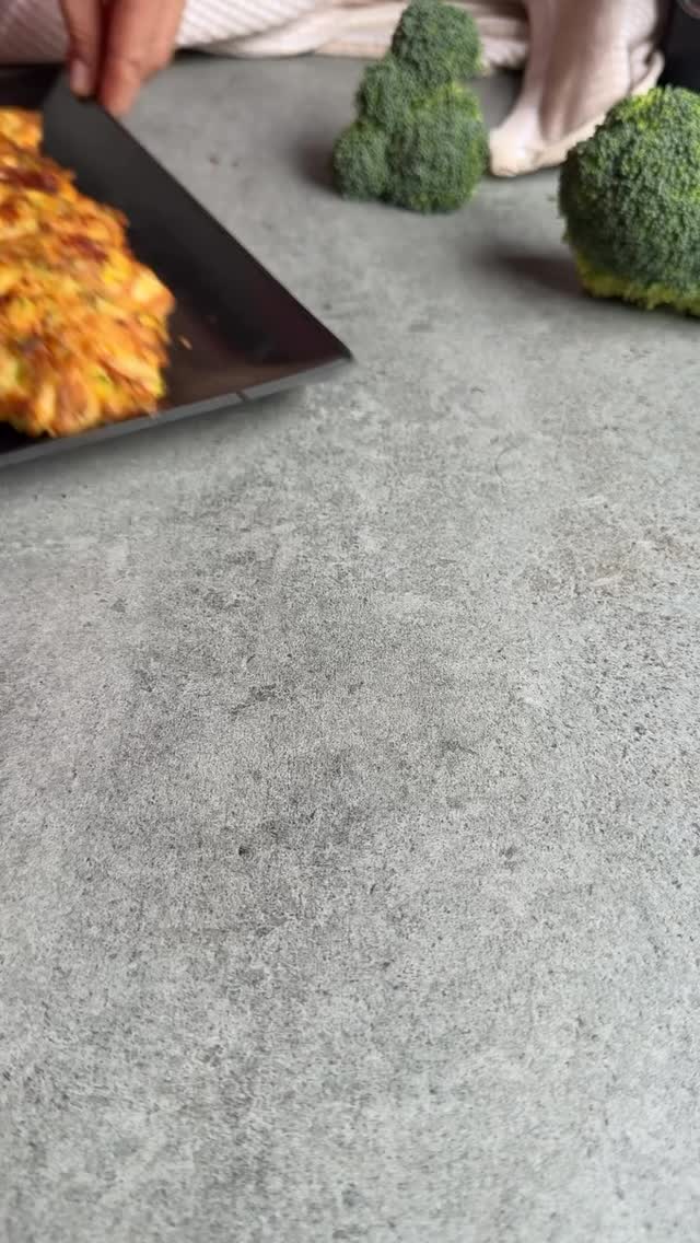 🍗🥦 Hamburguesas de pollo y brócoli: fáciles, ricas y altas en proteína 📹 Receta original de @paufeel
Una idea perfecta para esas noches en que quieres algo rápido, nutritivo y sin complicarte en la cocina.
Estas hamburguesas combinan proteína y verduras en una preparación simple que funciona muy bien como cena o incluso para meal prep de la semana✅💪🏻
📌 Guarda este reel para probarlo esta semana.
#recetassaludables #cenasaludables #recetasfit