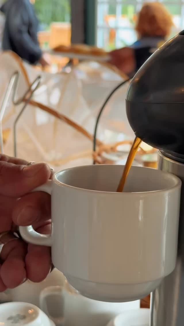 O café da manhã servido sem pressa,
a piscina convidando para uma pausa,
os detalhes da casa,
e o silêncio confortável de quem veio apenas viver Paraty.
Aqui, o tempo desacelera.
E cada instante vira parte da viagem.
⸻
A few moments at Pousada do Príncipe.
Breakfast served with no rush,
a pool inviting you to slow down,
the small details of the house,
and the quiet comfort of being in Paraty.
Here, time slows down.
And every moment becomes part of the journey.
#PousadaDoPrincipe
#Paraty
#CostaVerde