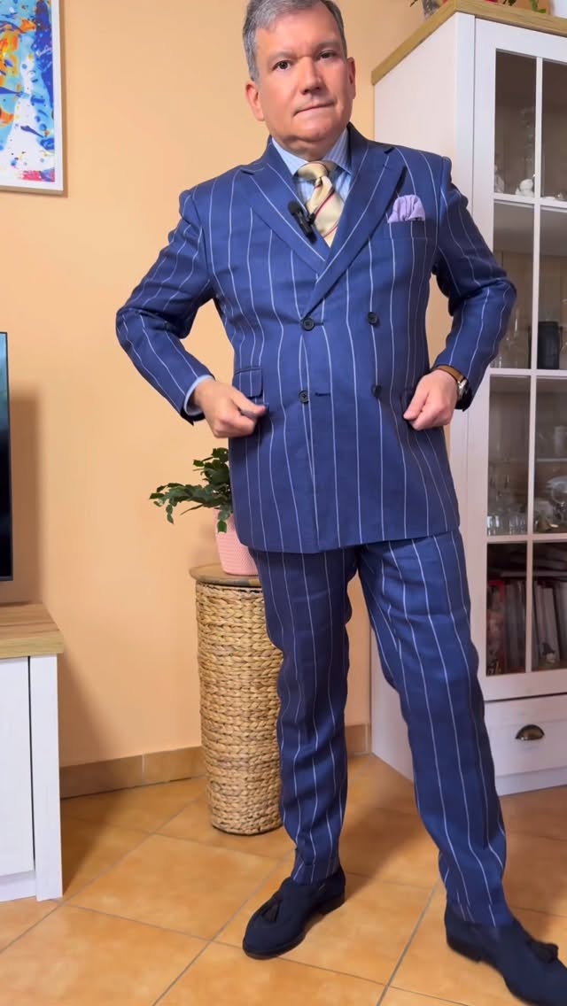 The Hockerty chalk-striped blue double-breasted linen suit is always a comfortable and elegant choice.
A @hockerty_official krétacsíkos kék duplasoros lenvászon öltönye mindig kellemes és elegáns viselet.
#tiborstiluslapja #hockerty #ugoditibor #fashionblogger #stílustanácsadó