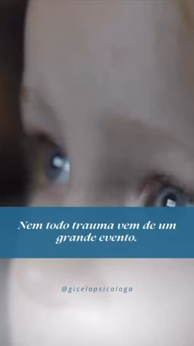 Nem todo trauma vem de um grande acontecimento.
Na neurociência, sabemos que experiências emocionais repetidas na infância como críticas constantes, não ser ouvido ou viver em ambientes imprevisíveis podem moldar o cérebro.
O sistema de alerta aprende a ficar sempre ativado, como se o perigo ainda estivesse presente.
Por isso, na vida adulta, podem surgir:
• ansiedade constante
• dificuldade em confiar
• medo de abandono
A boa notícia é que o cérebro possui neuroplasticidade.
Quando compreendemos nossa história e buscamos ajuda, novos caminhos neurais podem ser construídos.
Reconhecer o trauma não é viver no passado.
É abrir espaço para a transformação.
#neurociência #traumaemocional #saudemental #neuroplasticidade #psicoterapia 🧠