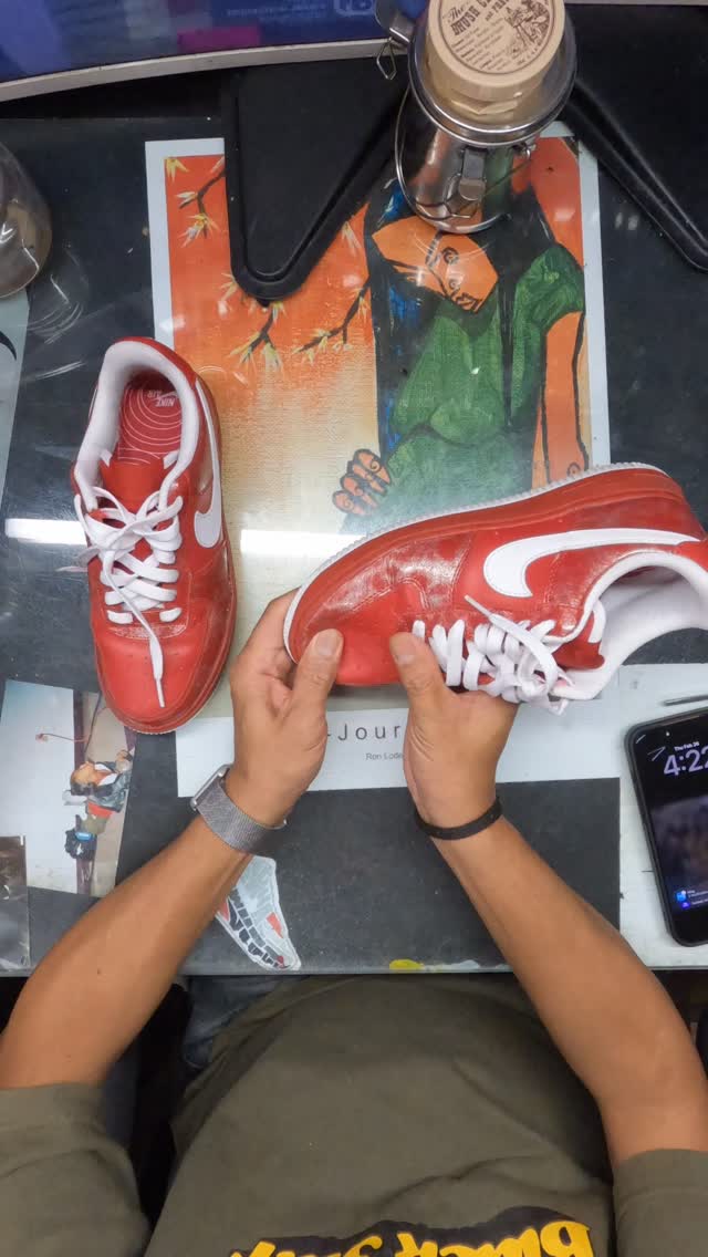 ❤️ Air Force 1 insides looking like a grade school coffee cake. Replaced the insides then re-glued and re-stitched. 🧵
#af1 #love #restoration #illery