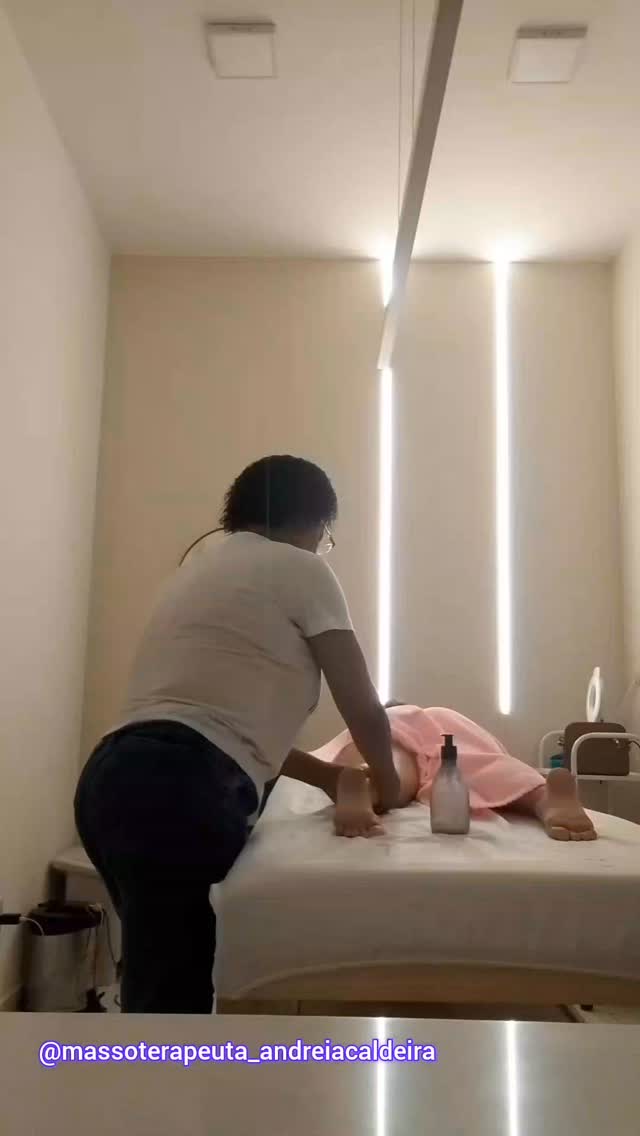 Existem dias em que o corpo fala…
e quase ninguém escuta.
Às pernas ficam pesadas.
A mente não desacelera.
O cansaço parece morar dentro da gente.
A massoterapia é um momento de pausa.
Um espaço para o corpo liberar tensões, respirar melhor e encontrar novamente o equilíbrio.
Às vezes tudo que precisamos é permitir que alguém cuide de nós por alguns minutos. 🌿
Você anda sentindo tensão no corpo ultimamente?
📩 Agendamentos na Bio
#massoterapia
#relaxamento
#autocuidado
#bemestar
#terapiacorporal