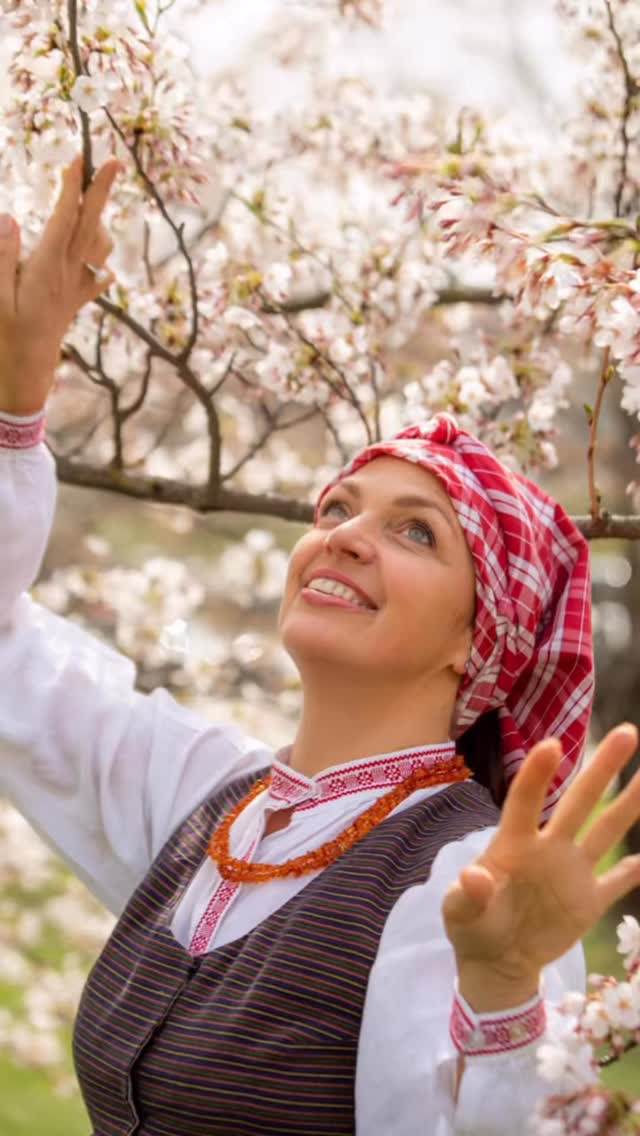 Kovo 11-oji mums primena, kad laisvė – tai ne tik žodis. Puoselėdami savo tradicijas, kalbą ir išlaikydami autentiškumą šią laisvę paverčiame gyva, o tautinis kostiumas tampa tarsi protėvių paliktu kodu, kuriame užrašyta mūsų krašto istorija.
Žemaitijos krašto moterų kostiumas išsiskiria kaip vienas ryškiausių ir puošniausių Lietuvoje. Sodri raudona, sluoksnių gausa ir gilūs audinių tonai simboliškai atspindi žemaičiams būdingą tvirtumą, išdidumą bei savitą charakterį.
Būkime laisvi, saugokime tai, kas tikra, ir didžiuokimės tuo, kas esame. Su Lietuvos Nepriklausomybės atkūrimo diena!
💛💚❤️
#kovo11