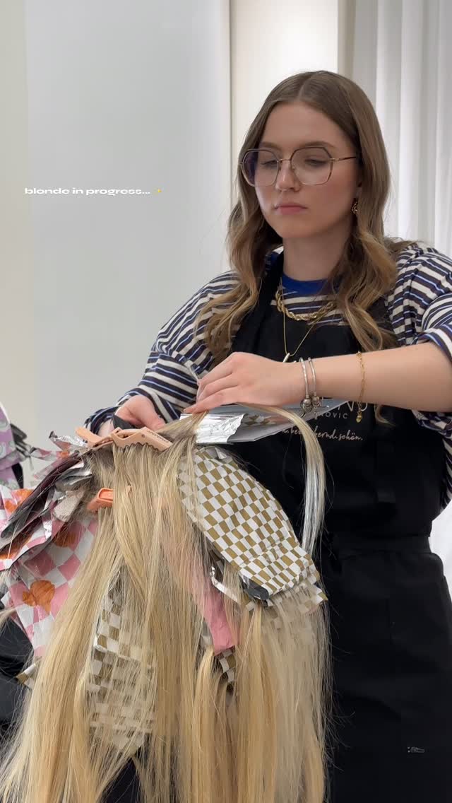 𝘈𝘪𝘳𝘵𝘰𝘶𝘤𝘩 𝘪𝘯 𝘱𝘳𝘰𝘨𝘳𝘦𝘴𝘴 ✨
Am 2. Tag der Airtouch Balayage Masterclass bei @haarkunstnikimadunovic ging es direkt an die Modelle – und ich durfte das Gelernte sofort umsetzen. Von der sauberen Abteilung über das Ausföhnen des Unterhaars bis hin zu den feinen Blondverläufen: Jeder Schritt bringt das Ergebnis näher zu diesem soften, natürlichen Blond.
In diesem Reel seht ihr Blonde in Progress und die Finishing Touches – also den Prozess während der Arbeit. Genau diese Details machen am Ende den Unterschied und sorgen für ein weiches, kühles Blond mit natürlichem Verlauf.
Weiterbildung, neue Techniken und direktes Umsetzen am Modell – genau so entsteht Entwicklung im Handwerk. 🤍✨
#Airtouch #AirtouchBalayage #BlondSpezialist
#BlondeInProgress #HairProcess BalayageBlond
FriseurWeiterbildung Masterclass HairEducation
BlondTransformation FaceFraming ModernBlond
Friseurhandwerk SalonLiebe
