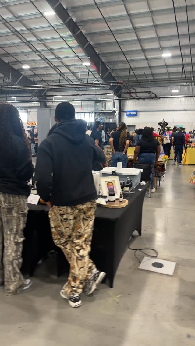 For me, educating in the marketplace is one of the greatest joys of my work. Watching someone experience the difference on their own skin never gets old. #bodycare #smallbusiness #nashvilleblackmarket #bodyscrub