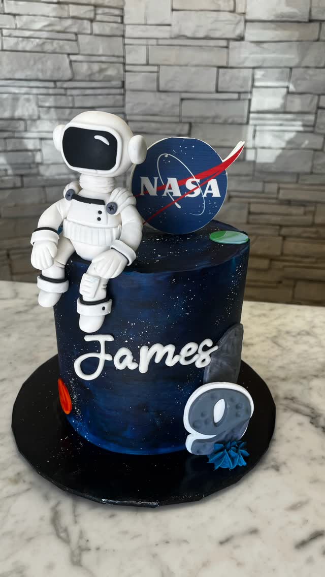 These cakes and cookies are out of this world!
#spacecake #astronautcake #galaxycake