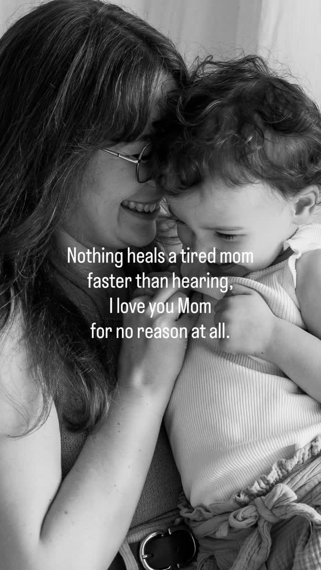 Manche Tage als Mama sind schwer.
Niemand sieht die Müdigkeit.
Niemand sieht, wie oft du dich selbst zurückstellst.
Niemand sieht die kleinen Kämpfe des Alltags.
Und dann hörst du eine kleine Stimme:
„Mama.“
Und plötzlich weißt du wieder,
warum du jeden Tag weitermachst
Buche dein Shooting bei mir @soulmom.era und wir halten deine Mutterschaft gemeinsam fest 💕✨