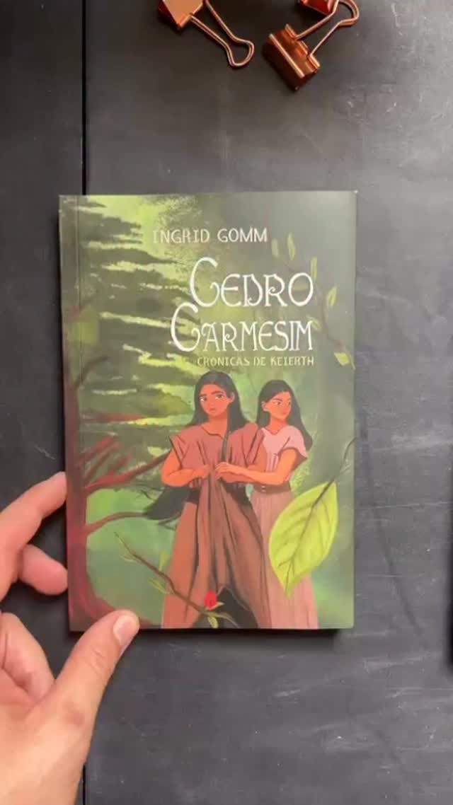 Cedro Carmesim está prontinho e lindo! Quem comprar na pré-venda vai levar adesivos, marca páginas e uma carta que traz um spoiler sobre a continuação da trilogia de A Ascensão. 🧡
Para quem escreve de forma independente, esse começo faz muita diferença, porque é quando o livro realmente ganha força para chegar em mais leitores.
Então resolvi deixar o convite: se você gosta de fantasia e quiser apoiar meu trabalho, ficarei muito feliz em ter você entre os primeiros leitores dessa história.
Se quiser conhecer ou garantir o seu exemplar, deixo o link aqui:
https://flyve.com.br/1290/cedro-carmesim
Obrigada por acompanhar e apoiar minha jornada como escritora. 💛
#fantasianacional #literaturafantastica #crônicasdekeierth #literaturasafica