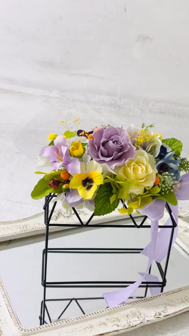 🌸3月のプチアレンジレッスン🌸
春色のお花をぎゅっと集めた
可愛らしいプチアレンジを作ります。
爽やかなプリザーブドローズに
ビオラのアーティフィシャルフラワーを合わせて
軽やかで春らしい雰囲気に仕上げます。
ワイヤーベースにふんわりあしらうデザインは
まるで小さなお花畑のような可愛さ✨
お部屋に飾るだけで
春の空気を感じられるアレンジです。
size W15D8H20
price 4500円
初めての方でも素敵に完成するよう
丁寧にレッスンいたしますので
どうぞお気軽にご参加ください💐
今月は繁忙期につきレッスン日が限られています。
気になる方は
お早めにDMでお問い合わせくださいませ♪
レッスンのお申し込みはお問い合わせページかお電話からお願い致します。
レッスンスケジュールよりご希望の日時をお選びになってご連絡下さいませ。
🌟ランチ付きレッスンもお申し込みいただけます。
ランチ付きレッスン→サロンでレッスンの後は近隣の美味しいお店へ皆さんでお食事に出掛けます。
🌟資格取得の生徒様も募集中です。
⚪︎プリザーブドフラワー
⚪︎アーティフィシャルフラワー
🌟3月レッスンスケジュール🌟
3日 (火)
4日 (水)
5日 (木) プリザーブドフラワー資格取得試験
6日 (金)
10日(火)
11日(水)
13日(金)
17日(火) 10時〜ランチ付きレッスン
18日(水)
24日(火)
25日(水)
27日(金)
28日(土)
31日(火)
ショップ&サロン
AZABU ROSE ROOM
宮城県仙台市青葉区一番町1丁目4-26 SA
RUMINA BLD2F
090-7255-8545
レッスン日以外でもお問い合わせ頂ければ
レッスン可能な場合がございます。
お気軽にお問い合わせください
テキストを入力
販売代理店
ヴィーフジサキララガーデン長町店
ヴィーフジサキ六丁の目店
ヴィーフジサキ泉中央店
藤崎石巻店
藤崎山形店
藤崎船岡店
藤崎塩釜店
欅産業仙台東口ショールーム
#仙台フラワー教室
#アザブローズルーム
#アーティフィシャルフラワー
#フラワー体験レッスン
#プリザーブドフラワー仙台