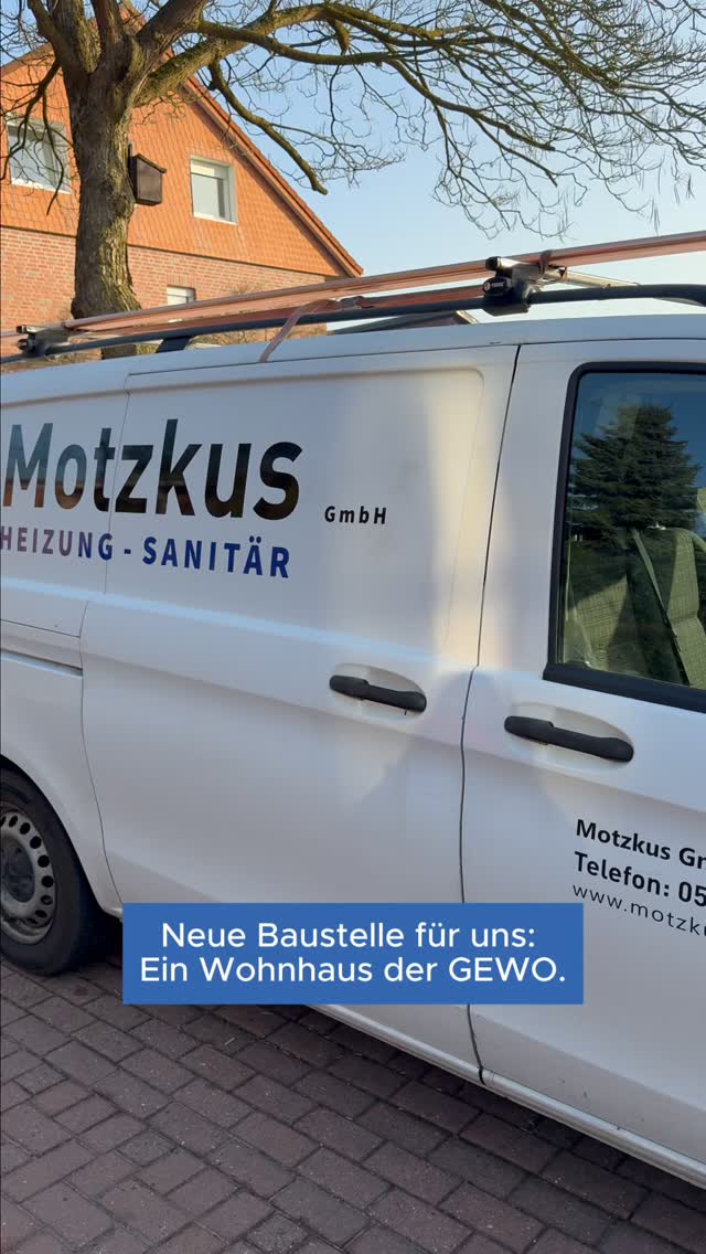 Wieder eine spannende Baustelle. 🔧
In diesem Wohnhaus der GEWO in Uelsen wird die alte Heiztechnik Schritt für Schritt erneuert. Über viele Jahre hat die Anlage zuverlässig gearbeitet, jetzt wird das Gebäude auf eine moderne Lösung umgestellt.
Zum Einsatz kommt eine @wolf_deutschland CHA Wärmepumpe, die künftig den Heizbetrieb für das Gebäude übernimmt. Von der Planung bis zur Umsetzung begleiten wir das Projekt komplett.
Solche Projekte zeigen gut, wie Bestandsgebäude nach und nach auf den heutigen Stand gebracht werden können. Planung, Umbau und die passende Technik müssen einfach zusammenpassen.
Im Reel seht ihr einen kleinen Einblick von der Baustelle.
Bleibt dran, demnächst mehr dazu.
Danke für die gute Zusammenarbeit an die @gewonordhorn.