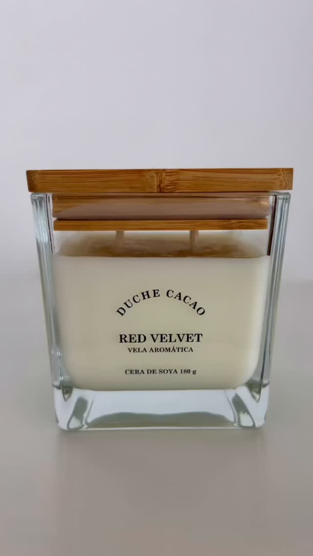 Conoce nuestra nueva vela aromática Red Velvet, envuelve tu espacio en una sensación cálida y elegante. Las notas dulces de caramelo y coco crean una calidez suave y reconfortante, mientras que la vainilla, el jazmín y la manzana Gala aportan una frescura delicada e inesperada. Al final, el sándalo, el almizcle y el ámbar dejan un fondo profundo y sofisticado que permanece en el ambiente. #kitsderegalo #velasdecorativas #velasaromaticas