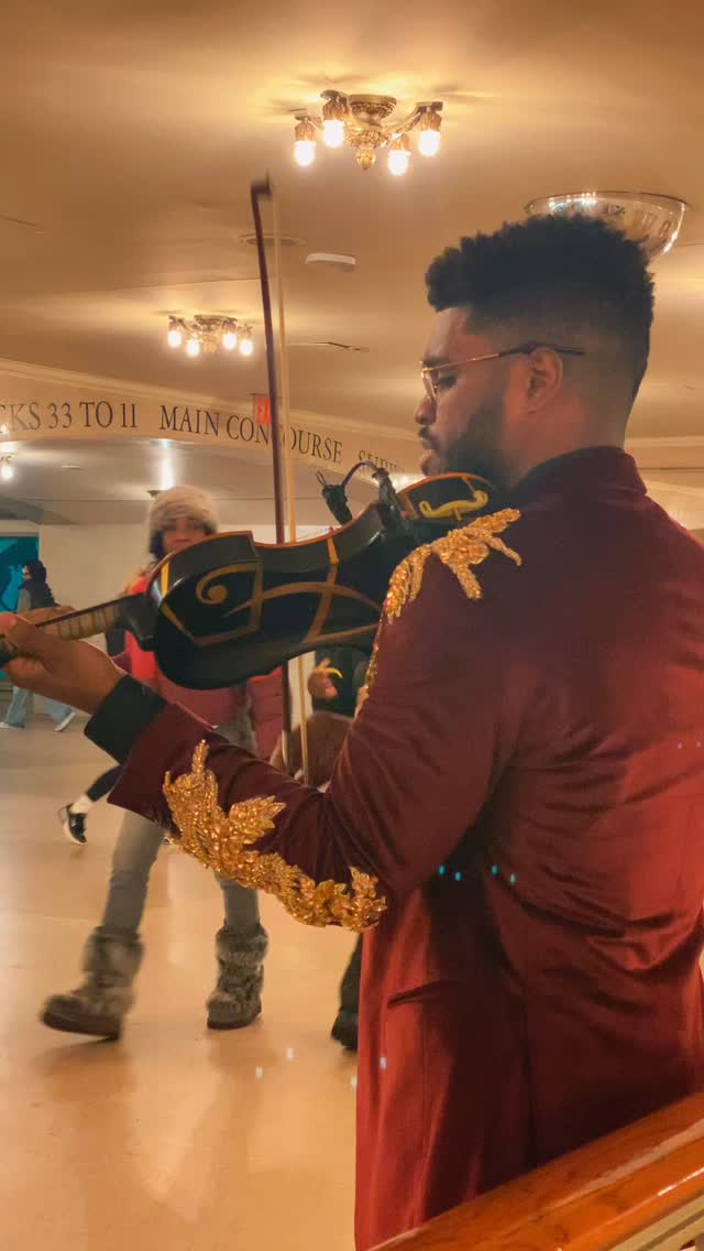 Where Sound Speaks | From a Whisper to a Roar!🎻
One of the most requested songs from my “Subway Series”: my performance of “Die With A Smile” by @ladygaga & @brunomars.
PS: Many of you may recognize this one from my 1M+ viewed collab with the brilliant @robinchanning!😆
🎥: @jean_bonnard_
#grandcentralterminal #violin #livemusic #diewithasmile #violincover