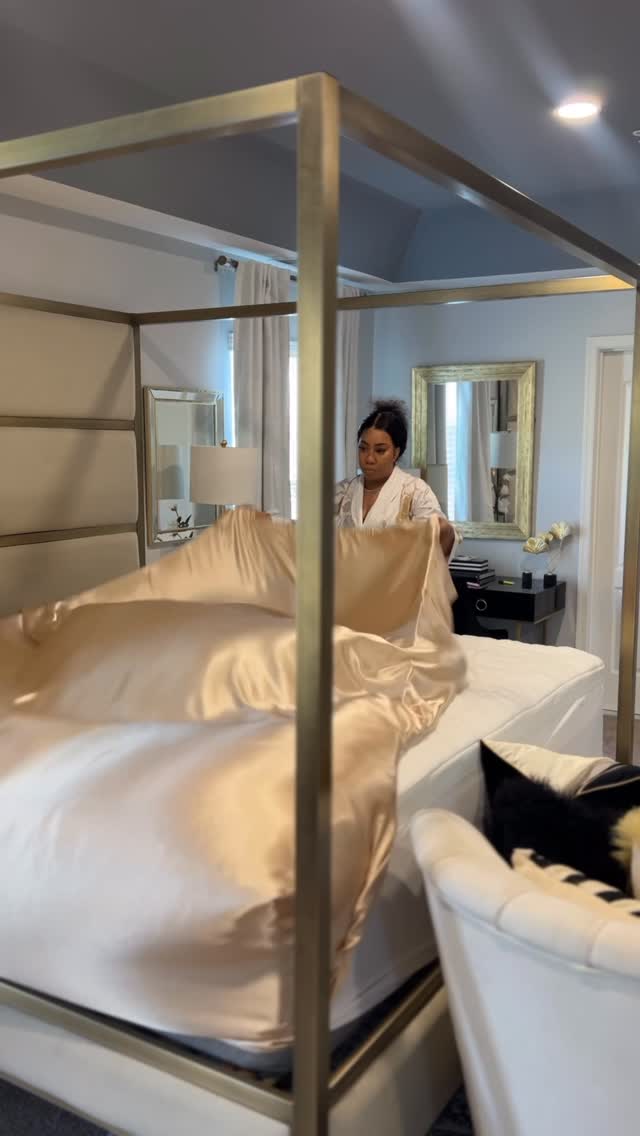 Neutrals… but make them luxe. 🤍💛
Soft beige, subtle pattern, and layers that feel calm but elevated.
Are you Team Neutral or Team Color? Tell me below. ✨