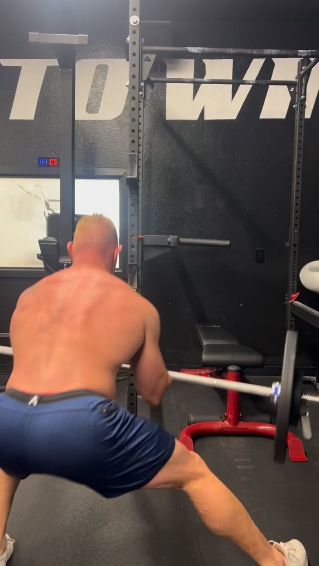 Doing my best to stay mobile into my 40's.
Give these a try on your next leg day.
Zercher hold/cossack squats 3x24
.
.
.
.
.
.
.
#titannutrition #wecametowin #bodybuilding #funcional #legday
