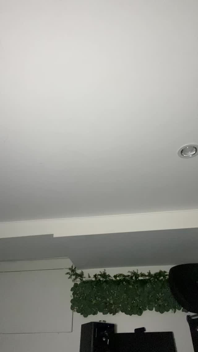 You weren’t downtown Toronto in that 2°C Weather in nothing but a sweater😂
#bluejays #4sante #vladdyjr #explore #toronto