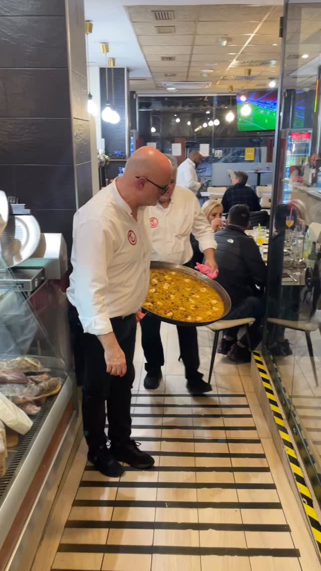 Complaciendo a nuestros clientes con paellas recién hechas! Esto solo lo encuentras en @taberna.vinosytapas