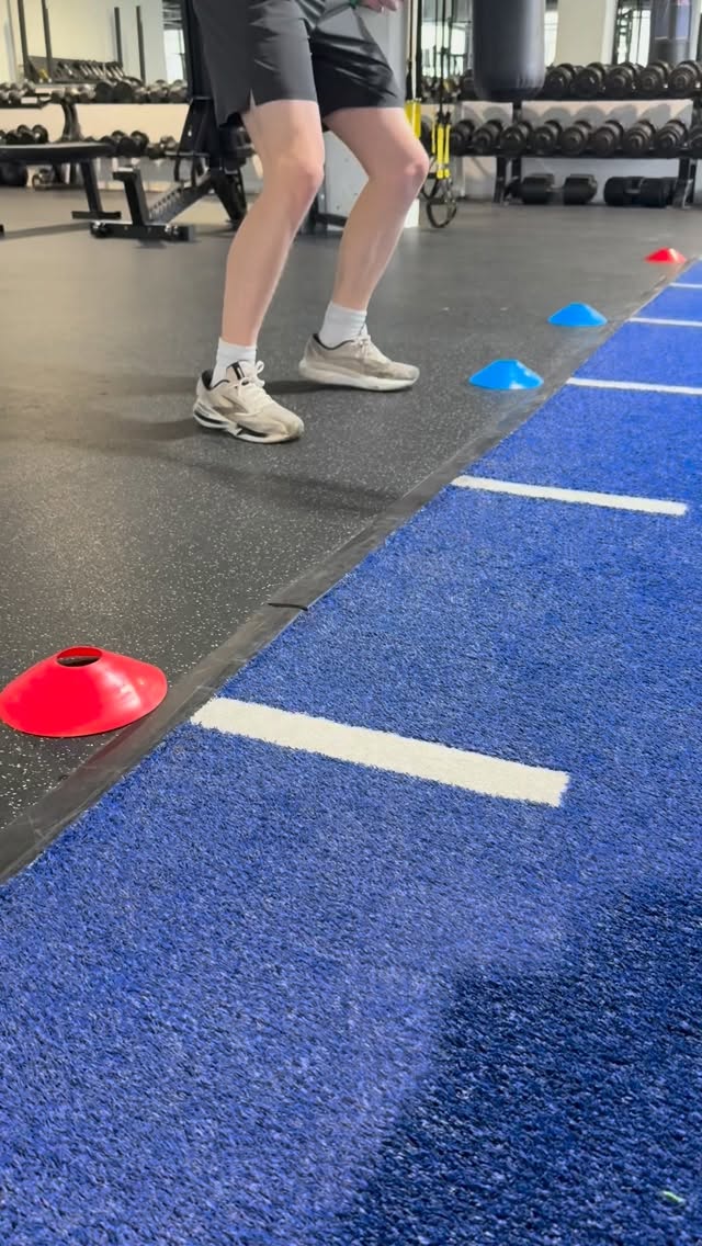 (Science + Performance)
Squash is a multi-planar sport.
Training reflects that.
Frontal plane strength → lateral lunges
Unilateral power → single-leg box jumps
Rotational force → transverse core work
Build the qualities that transfer to the court.
#Pipehitter #SquashPerformance #MultiPlanarTraining #AthleteDevelopment