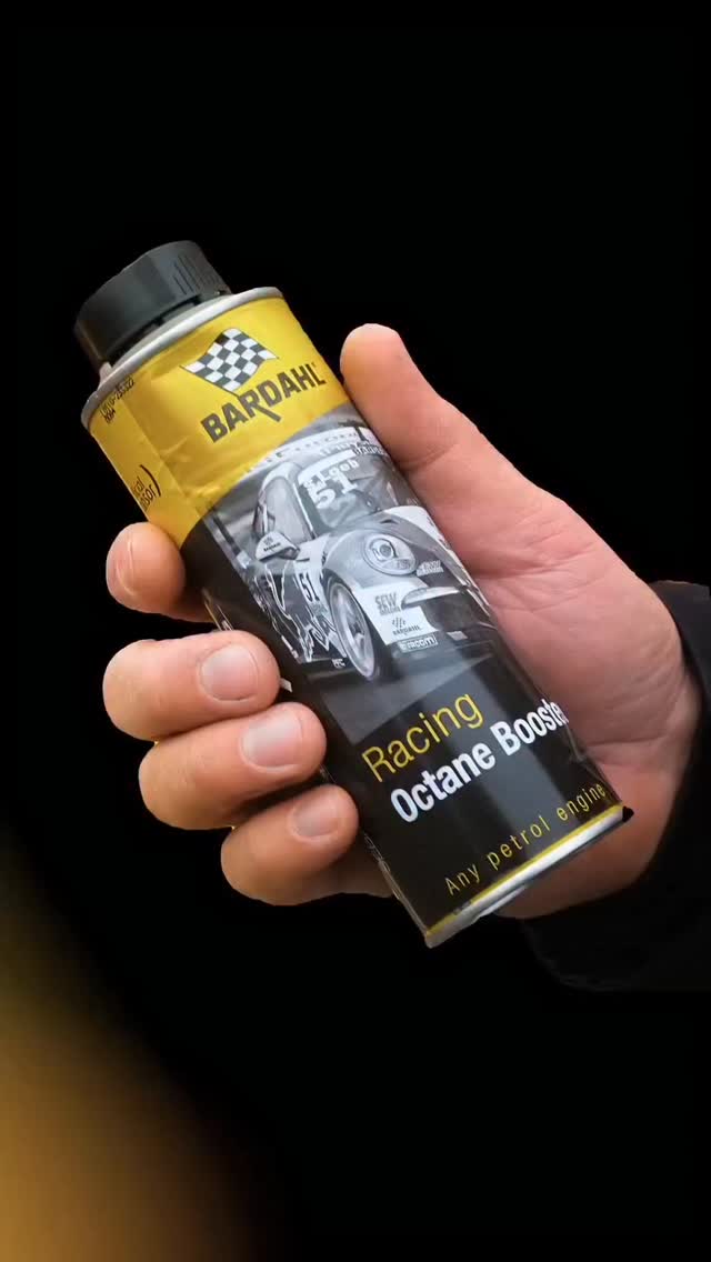 Bardahl Racing Octane Booster é um aditivo de alto desempenho formulado para elevar a octanagem da gasolina em até 5 pontos, otimizando a combustão em motores de alta performance e competição. Ele elimina problemas como a detonação (batida de pino) e a pré-ignição, protegendo os componentes internos do motor contra danos severos.
 Performance: Melhora o torque, a aceleração e pode aumentar a potência do motor em até 5 cavalos.