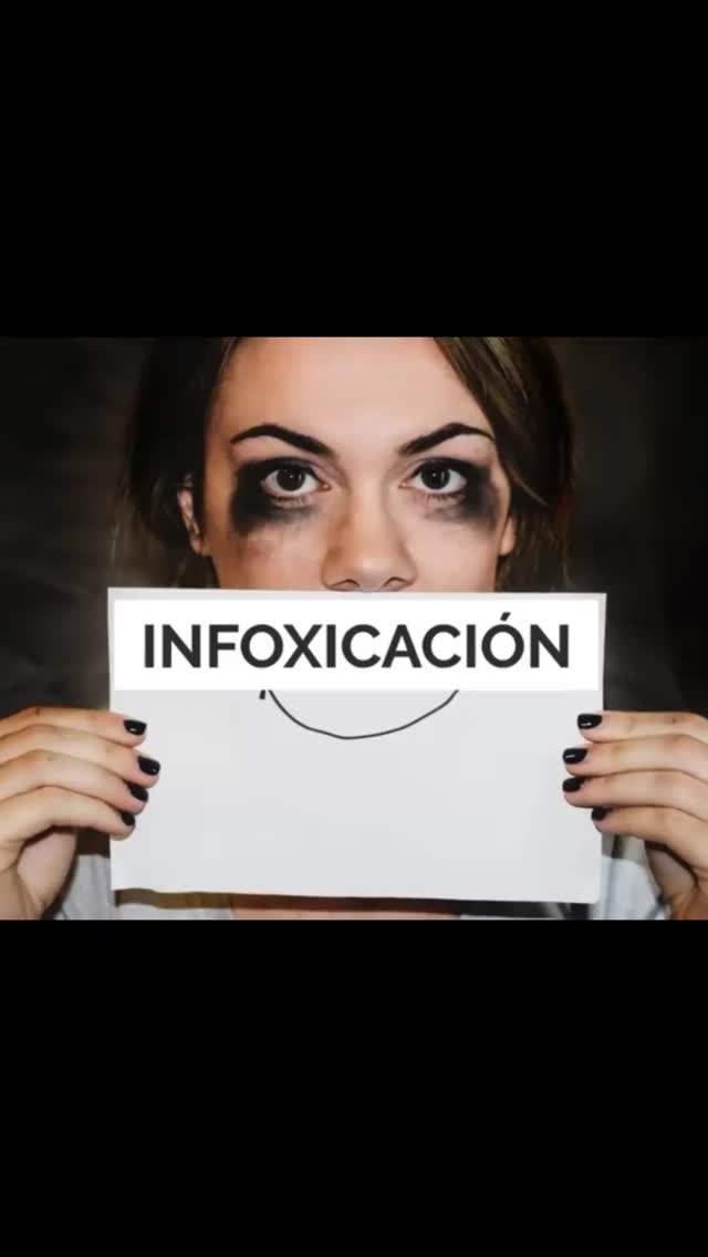 ¿Es posible que la gente se esté intoxicando viendo contenido negativo en redes sociales? De hecho, así es.
Sí, es posible (y de hecho está ocurriendo) que la gente se esté "intoxicando" al consumir contenido en redes sociales, aunque no sea una intoxicación química como con una sustancia, sino una intoxicación mental, emocional y cognitiva.
El término más cercano que usan los expertos y la gente en internet es "infoxicación" (información + intoxicación), doomscrolling (desplazarse sin parar por contenido negativo), brain rot (podredumbre cerebral por sobreconsumo de contenido vacío o extremo) o simplemente adicción conductual a redes sociales. Todos describen un estado en el que el consumo excesivo y descontrolado de contenido digital genera efectos parecidos a una intoxicación.
Efectos documentados que se parecen mucho a una "intoxicación"
Ansiedad y estrés crónico (aumento de cortisol y adrenalina por exposición constante a amenazas, conflictos o malas noticias).
Fatiga mental / agotamiento cognitivo (dificultad para concentrarse)
Depresión y baja autoestima (comparación social constante, sentimiento de insuficiencia).
Insomnio y alteraciones del sueño
Desensibilización emocional (necesitas contenido cada vez más extremo para sentir algo).
Irritabilidad, aislamiento y síntomas físicos (dolores de cabeza, tensión muscular, incluso presión arterial elevada en casos prolongados).
En adolescentes y jóvenes: mayor riesgo de trastornos alimenticios, autolesiones y pensamientos suicidas en los casos más graves.
LA BUENA NOTICIA
Se puede "desintoxicar". Muchas personas reportan mejoras importantes al bajar drásticamente el tiempo, limitar su algoritmo de cuentas tóxicas, usar bloqueadores de tiempo, practicar dopamina detox o simplemente dejar de seguir contenido que les hace daño.
Si te sientes deprimido, frustrado y no paras de ver contenido que te hace sentir peor, intenta limpiar tu algoritmo, respira y sal a hacer ejercicio.