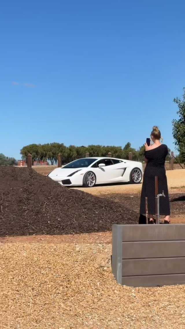 POV: You arrive at a wedding and see a Lambo and a burger truck 😮🔥🍔
Luxury ride and entrance.
Daisy Burger.
Perfect combo at The Barns of Freeling.
Daisy Mobile Bar and Daisy Icecream too.
#DaisyBurger #AdelaideFoodTruck #adelaideweddings #WeddingFoodTruck #adelaide