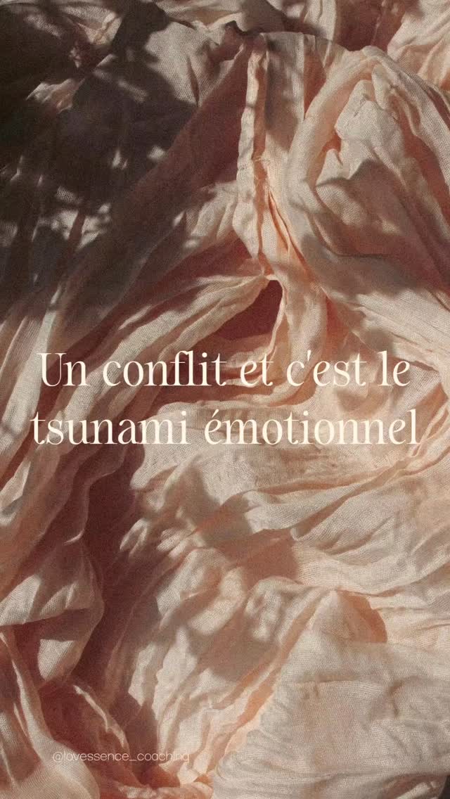 Un conflit.
Une critique.
Un simple désaccord.
Et à l'intérieur tout s'emballe.
La peur de perdre. La colère de ne pas être comme il faut.
La tristesse qui monte. Ta moulinette qui s'emballe, pas pour comprendre ce qui se passe, uniquement pour éteindre ce ressenti trop lourd à porter.
C'est ta petite fille intérieure qui a pris les commandes.
Celle qui cherche par-dessus tout à être rassurée. À être aimée. À ce que ça s'arrête.
Alors les mots sortent. Pardon, excuse-moi, c'est ma faute.
Pas de vraies excuses. Juste l'urgence d'éteindre la tempête.
Ton cœur mérite d'être entendu, viens on en parle ensemble 🌸
#dependanceaffective #conflit #heartset #lovessence #coachdecoeur masquerelationnel libredetoi petitefilleintérieure