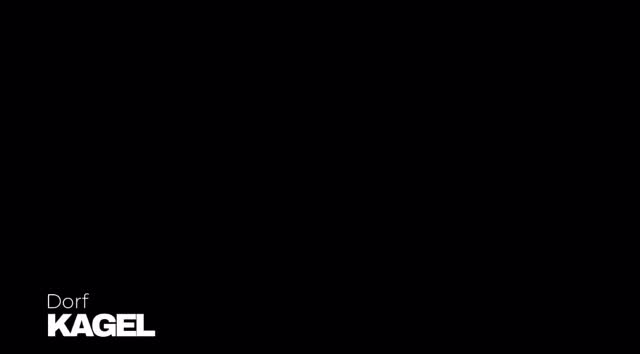 Unser Jagdschloss am Bauernsee – aufgenommen im Jahr 1902.
1895 kaufte der Berliner Fabrikant Johannes Kahlbaum (C.A.F. Kahlbaum) hier 15 Morgen Land und ließ das Schloss direkt am Seeufer errichten.
Der Überlieferung nach wurden die letzten großen Feldsteine des Kageler Klosters später zu einer künstlichen Grotte im Schlosspark verbaut.
Im Laufe der Zeit änderte sich die Nutzung mehrfach: Nach Kahlbaums Tod im Jahr 1909 fiel sein Vermögen in eine Stiftung, so auch das Schloss.
In den Kriegsjahren befand sich hier eine Nachrichtenschule der Organisation Todt, Bombentreffer beschädigten den Turm schwer. Nach dem Krieg wurde das Schloss schließlich abgerissen – nur das Wirtschaftsgebäude blieb erhalten.
Zu DDR-Zeiten diente das Gelände als Ferienlager des VEB Messelektronik Berlin, nach der Wende stand es lange leer.
Seit 2020 setzt sich der Verein Bauernschloss e.V. mit Herzblut für den Erhalt des Areals ein.
Euer Heimatverein Kagel 💛
#meinkagel #Grünheide #Bauernsee #Bauernschloss #Ortsgeschichte Brandenburg
