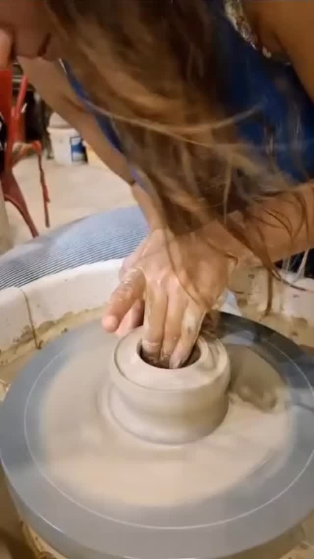 מזמינים אתכם לרגע של נשימה
במועדון הקרמיקה המופלא שלנו @ceramiclub_il
בואו לנשום רגע אוירבריח של ים
וליצור בחומר
זה משחרר 🙃
לפרטים על שעות הסדנאות יש לפנות לשני
054-447-3549