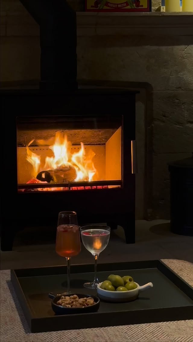 Date night, tucked away.
Cocktails, bar nibbles, and a seat by the fire. The best way to enjoy the House of George cocktails.