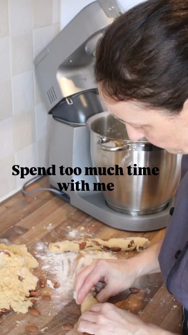 ⚠️Warning: Spend too much time with me, and I might brainwash you into keeping the Christmas spirit alive all year. ✨
Not the decorations or the rush… but the real spirit of it.
The warm kitchen filled with the scent of spices.
The quiet joy of baking something with your hands.
The simple act of sharing biscuits around a table.
Because the true magic of Christmas was never meant to last just one day.
It lives in the small rituals we keep.
In the traditions we pass on, the kindness.
In the moments we create together, again and again.
And if that’s the kind of “brainwashing” you leave here with…
I think the world could use a little more of it. ❤️
#ChristmasSpirit #BakingTraditions #AriasCakes #EverydayMagic